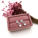 BRINCO FLOR PENDURADA 5 PEDRAS E GOTA COM PEDRA ROSA