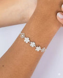 PULSEIRA CINCO FLORES CRAVEJADAS E MADRE PEROLA